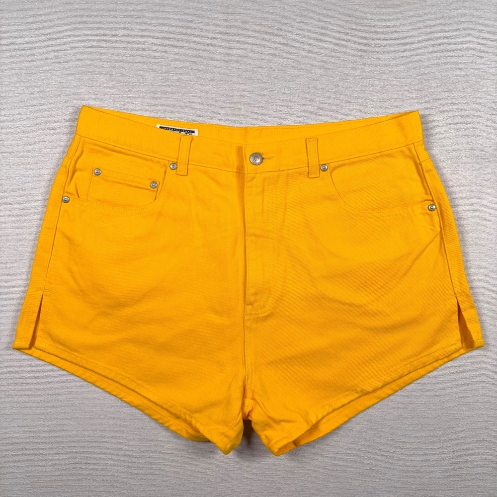 Vintage International Male Shorts Mens Size 38 MEASURES 36 Yellow Cotton